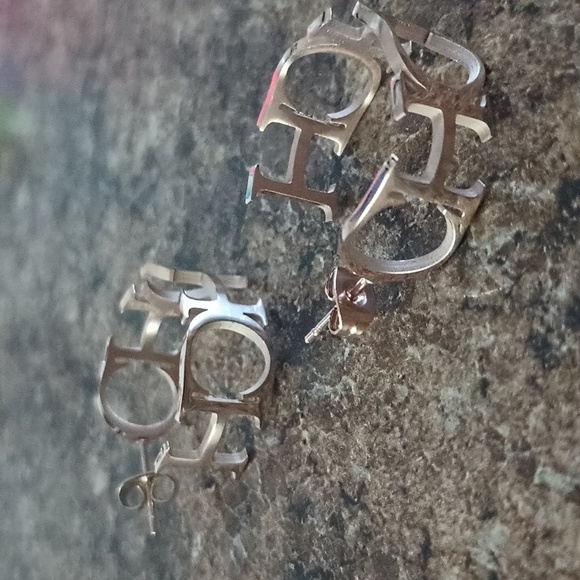 🆕 STAINLESS STEEL CH Logo Heart ROSE TONE  Hoop Earrings - Picture 7 of 10